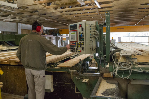 Atelier de triage et d'empilage (E) : installation de sciage. © Région Bourgogne-Franche-Comté, Inventaire du patrimoine