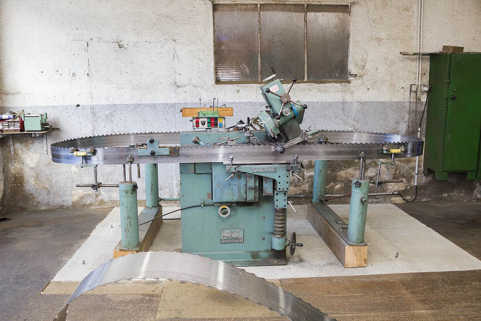 Atelier d'affûtage (K) : machine pour l'affûtage des lames de scie à ruban. © Région Bourgogne-Franche-Comté, Inventaire du patrimoine