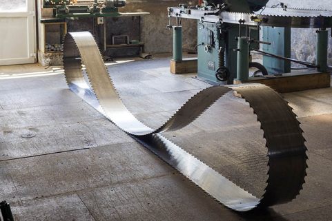 Atelier d'affûtage (K) : lame de scie à ruban à double denture. © Région Bourgogne-Franche-Comté, Inventaire du patrimoine