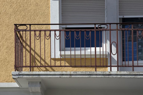 Façade antérieure : ferronnerie du balcon du premier étage. © Région Bourgogne-Franche-Comté, Inventaire du patrimoine Façade antérieure : ferronnerie du balcon du premier étage. © Région Bourgogne-Franche-Comté, Inventaire du patrimoine