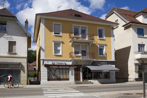 Façade antérieure, de trois quarts gauche. © Région Bourgogne-Franche-Comté, Inventaire du patrimoine Façade antérieure, de trois quarts gauche. © Région Bourgogne-Franche-Comté, Inventaire du patrimoine