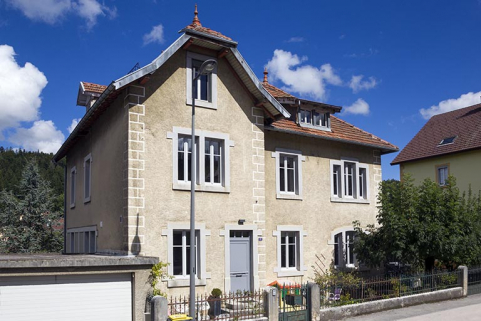 Façade antérieure, de trois quarts gauche. © Région Bourgogne-Franche-Comté, Inventaire du patrimoine Façade antérieure, de trois quarts gauche. © Région Bourgogne-Franche-Comté, Inventaire du patrimoine