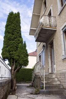 Maison au n° 14, façade antérieure : escalier et balcon, vus en enfilade. © Région Bourgogne-Franche-Comté, Inventaire du patrimoine