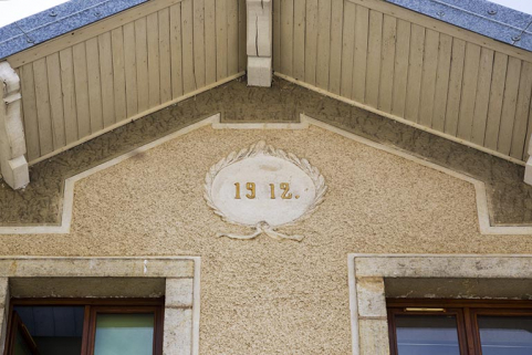 Maison au n° 14, façade antérieure : date sur le pignon. © Région Bourgogne-Franche-Comté, Inventaire du patrimoine