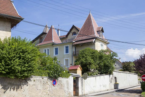 Logement patronal : façade postérieure, de trois quarts droite, depuis la rue du Mont. © Région Bourgogne-Franche-Comté, Inventaire du patrimoine Logement patronal : façade postérieure, de trois quarts droite, depuis la rue du Mont. © Région Bourgogne-Franche-Comté, Inventaire du patrimoine