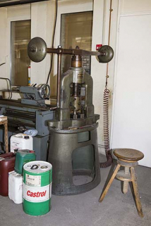 Usine, rez-de-chaussée : grosse presse à balancier. © Région Bourgogne-Franche-Comté, Inventaire du patrimoine Usine, rez-de-chaussée : grosse presse à balancier. © Région Bourgogne-Franche-Comté, Inventaire du patrimoine
