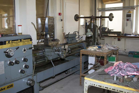 Usine, rez-de-chaussée : tour et grosse presse à balancier. © Région Bourgogne-Franche-Comté, Inventaire du patrimoine Usine, rez-de-chaussée : tour et grosse presse à balancier. © Région Bourgogne-Franche-Comté, Inventaire du patrimoine