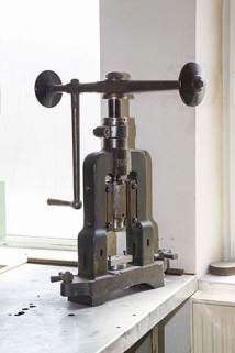 Usine, rez-de-chaussée : petite presse à balancier. © Région Bourgogne-Franche-Comté, Inventaire du patrimoine Usine, rez-de-chaussée : petite presse à balancier. © Région Bourgogne-Franche-Comté, Inventaire du patrimoine