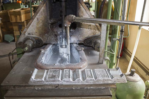 Usine, rez-de-chaussée : machine avec creuset contenant du métal fondu. © Région Bourgogne-Franche-Comté, Inventaire du patrimoine Usine, rez-de-chaussée : machine avec creuset contenant du métal fondu. © Région Bourgogne-Franche-Comté, Inventaire du patrimoine