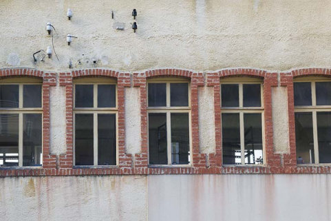 Usine, façade postérieure : fenêtres multiples. © Région Bourgogne-Franche-Comté, Inventaire du patrimoine Usine, façade postérieure : fenêtres multiples. © Région Bourgogne-Franche-Comté, Inventaire du patrimoine