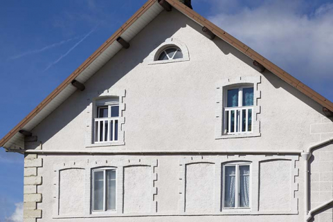 Façade latérale gauche : fenêtres multiples du 2e étage carré et baies du pignon. © Région Bourgogne-Franche-Comté, Inventaire du patrimoine