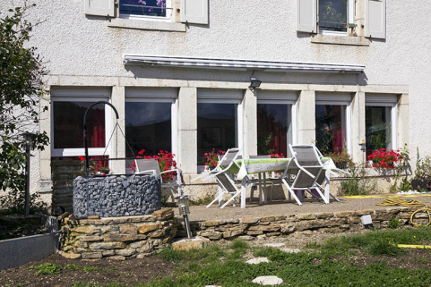 Façade postérieure : fenêtres multiples à l'étage de soubassement. © Région Bourgogne-Franche-Comté, Inventaire du patrimoine