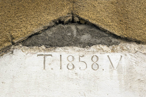 Partie au 19 rue Montalembert, façade latérale droite (orientale) : linteau daté. © Région Bourgogne-Franche-Comté, Inventaire du patrimoine