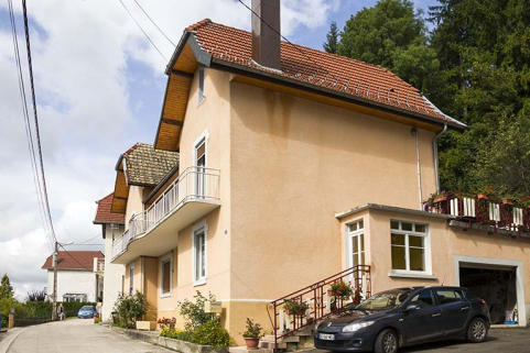 Immeuble au n° 3 : façade côté vallée (ouest), vue en enfilade depuis l'est. © Région Bourgogne-Franche-Comté, Inventaire du patrimoine