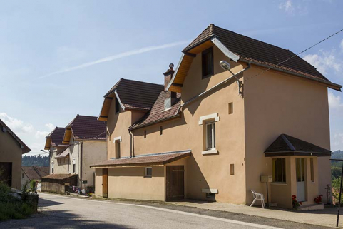 Immeubles n° 4 et 6 : façades côté rue (est), de trois quarts droite. © Région Bourgogne-Franche-Comté, Inventaire du patrimoine