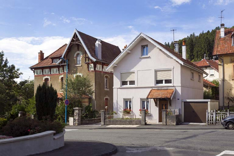 Usine : façade antérieure, de trois quarts droite. A gauche, la demeure de Paul Mauvais avant sa rénovation. © Région Bourgogne-Franche-Comté, Inventaire du patrimoine