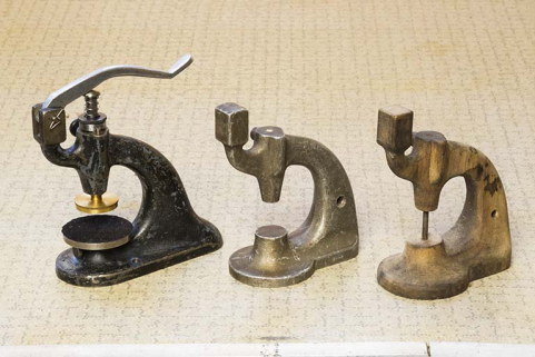 Exemple de production de l'atelier : modèles de fonderie pour la fabrication d'une potence à chasser les rubis et potence achevée. © Région Bourgogne-Franche-Comté, Inventaire du patrimoine