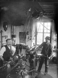 [L'atelier de mécanique, avec au premier plan Adelin Berçot et au second plan un ouvrier], vers 1913. © Région Bourgogne-Franche-Comté, Inventaire du patrimoine