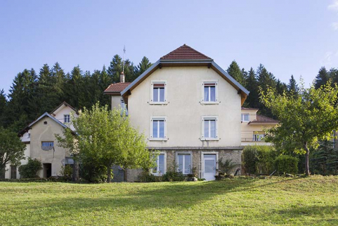 Vue d'ensemble, depuis le sud-ouest (façade postérieure). L'atelier est visible à l'étage de soubassement, l'arrière du garage à gauche. © Région Bourgogne-Franche-Comté, Inventaire du patrimoine Vue d'ensemble, depuis le sud-ouest (façade postérieure). L'atelier est visible à l'étage de soubassement, l'arrière du garage à gauche. © Région Bourgogne-Franche-Comté, Inventaire du patrimoine