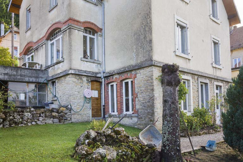 Façades postérieure et latérale droite : baies de l'atelier en soubassement. © Région Bourgogne-Franche-Comté, Inventaire du patrimoine Façades postérieure et latérale droite : baies de l'atelier en soubassement. © Région Bourgogne-Franche-Comté, Inventaire du patrimoine