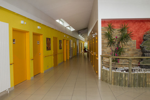 Bâtiments récents, intérieur : couloir desservant les chambres. © Région Bourgogne-Franche-Comté, Inventaire du patrimoine Bâtiments récents, intérieur : couloir desservant les chambres. © Région Bourgogne-Franche-Comté, Inventaire du patrimoine