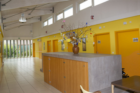 Bâtiments récents, intérieur : hall avec charpente en lamellé-collé apparente. © Région Bourgogne-Franche-Comté, Inventaire du patrimoine Bâtiments récents, intérieur : hall avec charpente en lamellé-collé apparente. © Région Bourgogne-Franche-Comté, Inventaire du patrimoine