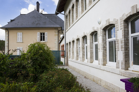 Atelier d'origine : façade occidentale, vue en enfilade. En arrière-plan, la villa. © Région Bourgogne-Franche-Comté, Inventaire du patrimoine Atelier d'origine : façade occidentale, vue en enfilade. En arrière-plan, la villa. © Région Bourgogne-Franche-Comté, Inventaire du patrimoine