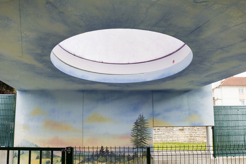 Bâtiments récents, intérieur : le porche, avec éclairage zénithal et peinture murale. © Région Bourgogne-Franche-Comté, Inventaire du patrimoine Bâtiments récents, intérieur : le porche, avec éclairage zénithal et peinture murale. © Région Bourgogne-Franche-Comté, Inventaire du patrimoine