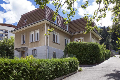 Façades antérieure et latérale droite. © Région Bourgogne-Franche-Comté, Inventaire du patrimoine Façades antérieure et latérale droite. © Région Bourgogne-Franche-Comté, Inventaire du patrimoine