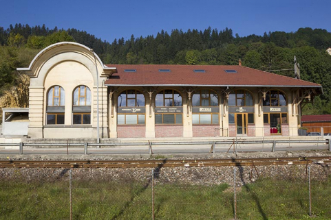 Ateliers de traitement des fûts (à gauche) et de conditionnement : façade orientale. © Région Bourgogne-Franche-Comté, Inventaire du patrimoine