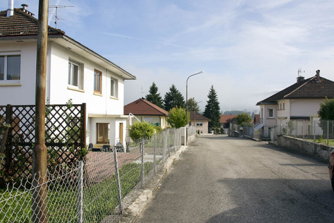 Vue d'ensemble de la rue Emile Cattin, depuis le sud-ouest (avec la maison au n° 3 au premier plan à gauche). © Région Bourgogne-Franche-Comté, Inventaire du patrimoine Vue d'ensemble de la rue Emile Cattin, depuis le sud-ouest (avec la maison au n° 3 au premier plan à gauche). © Région Bourgogne-Franche-Comté, Inventaire du patrimoine
