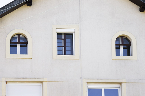 Bâtiment sur cour : baies de l'étage en surcroît. © Région Bourgogne-Franche-Comté, Inventaire du patrimoine