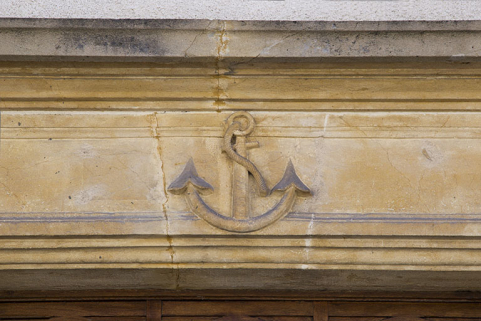 Ancre sculptée sur le linteau de l'entrée. © Région Bourgogne-Franche-Comté, Inventaire du patrimoine