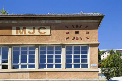 Inscription MJC et cadran de l'ancienne horloge monumentale (façade antérieure de l'atelier). © Région Bourgogne-Franche-Comté, Inventaire du patrimoine