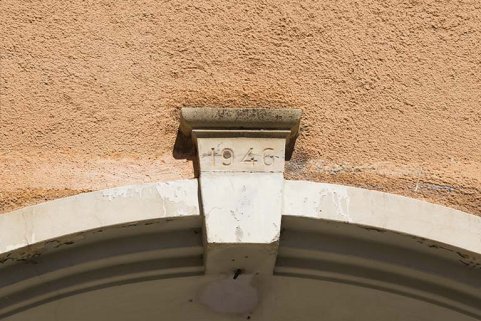 Date 1946 sur la clé d'une porte secondaire (façade latérale gauche). © Région Bourgogne-Franche-Comté, Inventaire du patrimoine