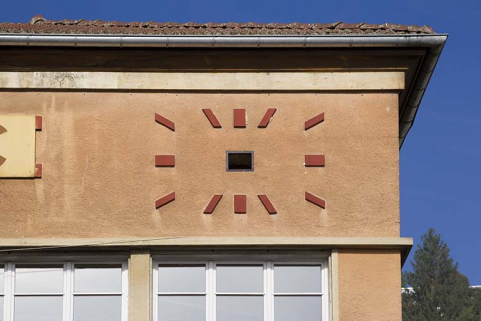 Cadran de l'ancienne horloge monumentale (façade antérieure de l'atelier). © Région Bourgogne-Franche-Comté, Inventaire du patrimoine