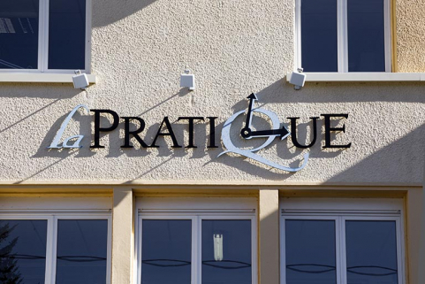 Façade antérieure : enseigne. © Région Bourgogne-Franche-Comté, Inventaire du patrimoine Façade antérieure : enseigne. © Région Bourgogne-Franche-Comté, Inventaire du patrimoine