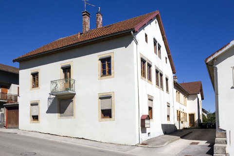 Maison, vue du sud-ouest. L'atelier se signale à l'étage par ses fenêtres horlogères. © Région Bourgogne-Franche-Comté, Inventaire du patrimoine