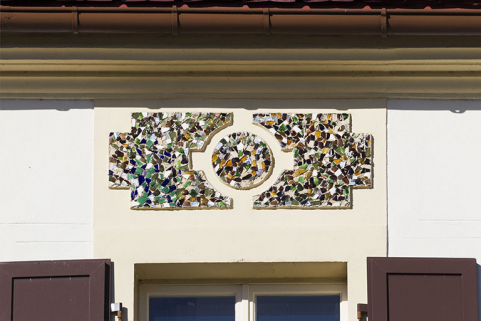 Dessus-de-fenêtre en mosaïque au dernier étage de la façade antérieure. © Région Bourgogne-Franche-Comté, Inventaire du patrimoine Dessus-de-fenêtre en mosaïque au dernier étage de la façade antérieure. © Région Bourgogne-Franche-Comté, Inventaire du patrimoine