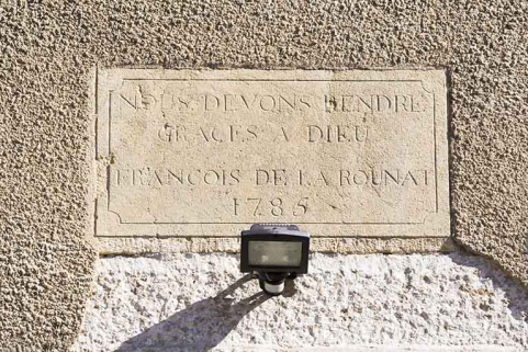 Façade latérale gauche : inscription et date 1785. © Région Bourgogne-Franche-Comté, Inventaire du patrimoine