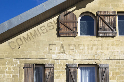 Façade antérieure : vestiges de l'inscription sous le rampant à gauche. © Région Bourgogne-Franche-Comté, Inventaire du patrimoine