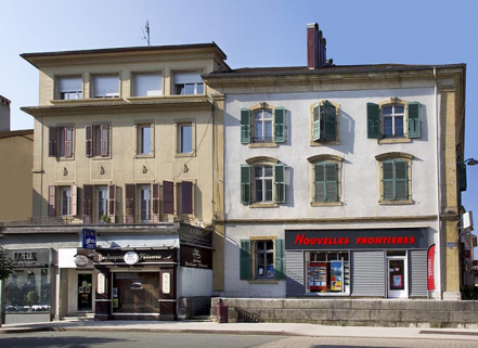 Vue d'ensemble de la façade latérale gauche (21 Grande Rue), avec le bâtiment au 19 Grande Rue. © Région Bourgogne-Franche-Comté, Inventaire du patrimoine Vue d'ensemble de la façade latérale gauche (21 Grande Rue), avec le bâtiment au 19 Grande Rue. © Région Bourgogne-Franche-Comté, Inventaire du patrimoine