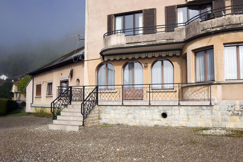 Baies du rez-de-chaussée de la façade postérieure et terrasse. © Région Bourgogne-Franche-Comté, Inventaire du patrimoine