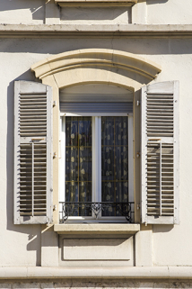 Façade antérieure : fenêtre du rez-de-chaussée. © Région Bourgogne-Franche-Comté, Inventaire du patrimoine