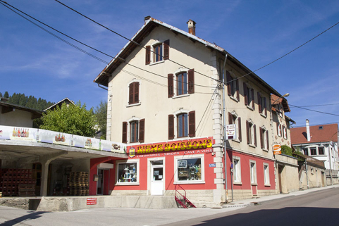 Maison (façades antérieure et latérale gauche) et quais de chargement. © Région Bourgogne-Franche-Comté, Inventaire du patrimoine