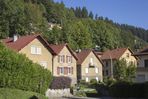 Vue d'ensemble, depuis le sud. La maison, dont on voit la façade postérieure, a des volets en bois. © Région Bourgogne-Franche-Comté, Inventaire du patrimoine