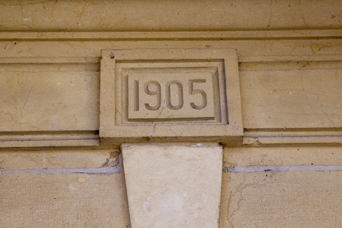 Façade antérieure : date 1905 portée sur le pan coupé. © Région Bourgogne-Franche-Comté, Inventaire du patrimoine