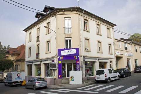 Bâtiment à l'angle des rues Pasteur et Pertusier, en 2013 : façades antérieure et latérale droite. © Région Bourgogne-Franche-Comté, Inventaire du patrimoine