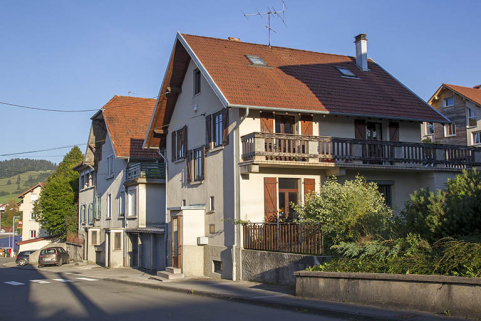 Vue d'ensemble de la rue Victor Hugo (avec le n° 24 au premier-plan). © Région Bourgogne-Franche-Comté, Inventaire du patrimoine