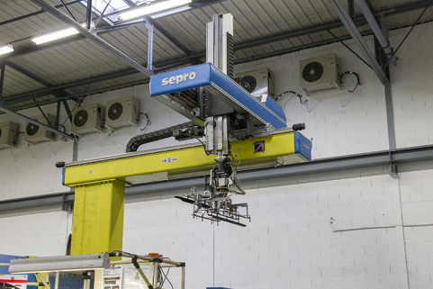 Site récent : robot de déchargement d'une presse à injecter. © Région Bourgogne-Franche-Comté, Inventaire du patrimoine